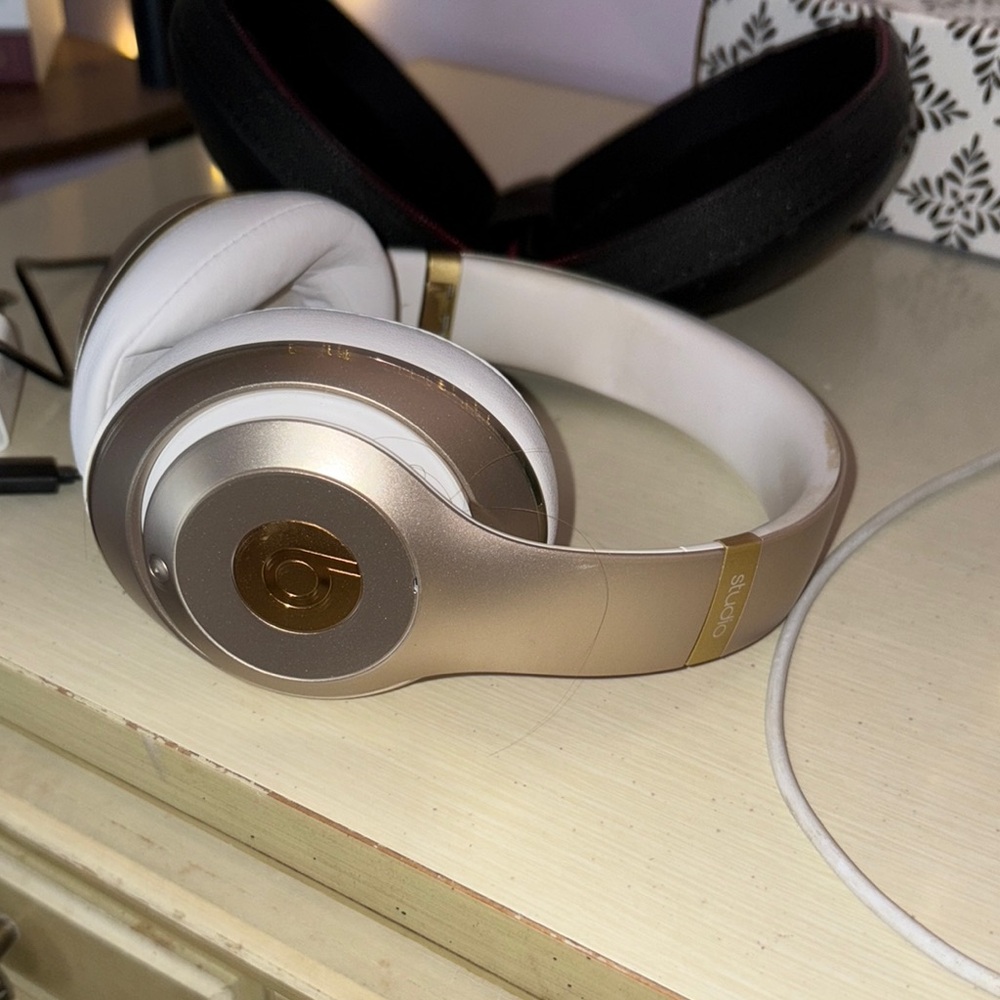 Beats by Dre Over-Ear Headphones Black and Red - Picture 5 of 5